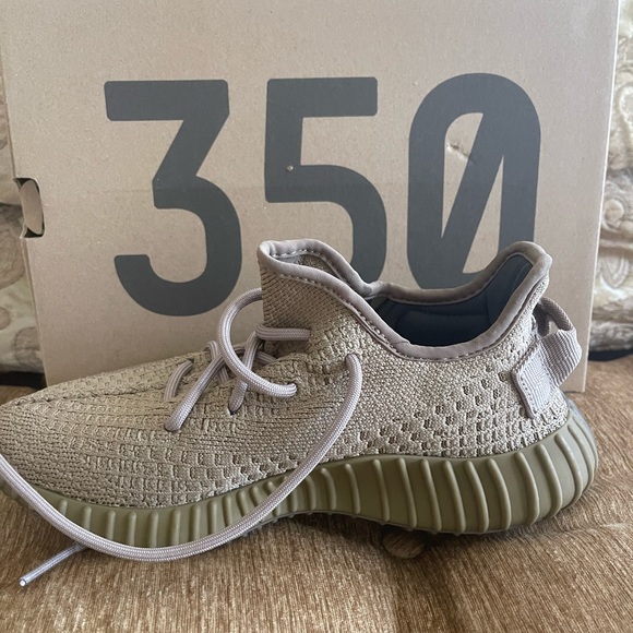 Brand new Yeezy boost size 5 1/2 in earth - Picture 1 of 7